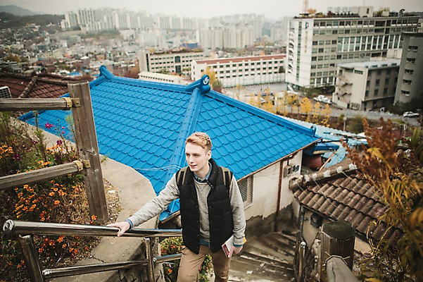 포토 JPG 주간 서양인 외국인 공원 남자 서울 한명 상반신 20대 성인 야외 앞모습 걷기 계단 가을 도시 오르기 청년남자한명만 성인남자한명만 낙산공원 국내포토 자연요소 1 계절 공공시설 뷰포인트 모션 한국 사람 인종 청년 남자한명만 성인남자만 청년남자만 파일형식