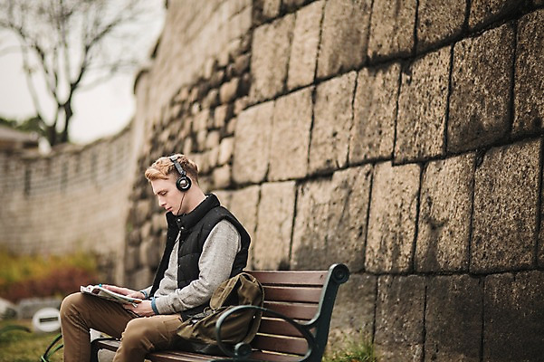 포토 JPG 주간 서양인 외국인 공원 남자 지도 벤치 배낭 한명 앉기 상반신 20대 성인 야외 옆모습 헤드폰 음악감상 가을 가이드북 성벽 청년남자한명만 성인남자한명만 낙산공원 국내포토 자연요소 1 계절 공공시설 뷰포인트 음향기기 여행 의자 가방 모션 서울 사람 인종 청년 감상 남자한명만 성인남자만 청년남자만 파일형식