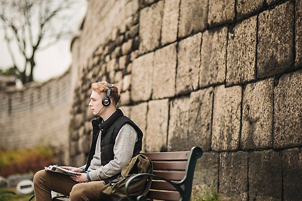 포토 JPG 주간 서양인 외국인 공원 남자 지도 벤치 배낭 한명 앉기 상반신 20대 성인 야외 옆모습 헤드폰 음악감상 가을 가이드북 성벽 청년남자한명만 성인남자한명만 낙산공원 국내포토 자연요소 1 계절 공공시설 뷰포인트 음향기기 여행 의자 가방 모션 서울 사람 인종 청년 감상 남자한명만 성인남자만 청년남자만 파일형식