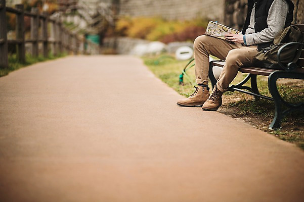포토 JPG 주간 서양인 외국인 공원 남자 지도 벤치 배낭 한명 앉기 20대 성인 야외 옆모습 산책로 하반신 가을 보행로 가이드북 청년남자한명만 성인남자한명만 낙산공원 국내포토 자연요소 1 계절 공공시설 길 뷰포인트 여행 의자 가방 모션 서울 사람 인종 청년 남자한명만 성인남자만 청년남자만 파일형식