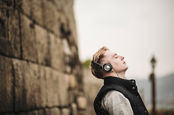 포토 JPG 주간 서양인 외국인 공원 남자 한명 상반신 20대 성인 야외 옆모습 눈감음 헤드폰 음악감상 가을 성벽 청년남자한명만 성인남자한명만 낙산공원 국내포토 자연요소 1 계절 공공시설 뷰포인트 음향기기 모션 서울 사람 인종 청년 감상 남자한명만 성인남자만 청년남자만 파일형식