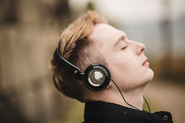 포토 JPG 주간 서양인 외국인 공원 남자 한명 상반신 20대 성인 야외 옆모습 눈감음 헤드폰 음악감상 가을 성벽 청년남자한명만 성인남자한명만 낙산공원 국내포토 자연요소 1 계절 공공시설 뷰포인트 음향기기 모션 서울 사람 인종 청년 감상 남자한명만 성인남자만 청년남자만 파일형식