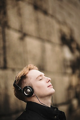 포토 JPG 주간 서양인 외국인 공원 남자 한명 상반신 20대 성인 야외 옆모습 눈감음 헤드폰 음악감상 가을 성벽 청년남자한명만 성인남자한명만 낙산공원 국내포토 자연요소 1 계절 공공시설 뷰포인트 음향기기 모션 서울 사람 인종 청년 감상 남자한명만 성인남자만 청년남자만 파일형식