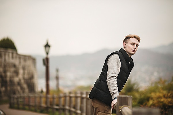 포토 JPG 주간 서양인 외국인 공원 남자 난간 한명 서기 상반신 20대 성인 야외 옆모습 가을 청년남자한명만 성인남자한명만 낙산공원 국내포토 자연요소 1 계절 공공시설 뷰포인트 모션 서울 사람 인종 청년 남자한명만 성인남자만 청년남자만 파일형식