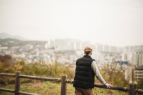 포토 JPG 주간 서양인 외국인 공원 남자 난간 한명 서기 상반신 20대 성인 야외 뒷모습 가을 도시 청년남자한명만 성인남자한명만 낙산공원 국내포토 자연요소 1 계절 공공시설 뷰포인트 모션 서울 사람 인종 청년 남자한명만 성인남자만 청년남자만 파일형식