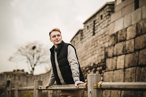 포토 JPG 주간 서양인 외국인 공원 남자 난간 한명 서기 미소 상반신 20대 성인 야외 앞모습 가을 성벽 청년남자한명만 성인남자한명만 낙산공원 국내포토 자연요소 1 계절 공공시설 뷰포인트 모션 서울 표정 사람 인종 청년 남자한명만 성인남자만 청년남자만 파일형식