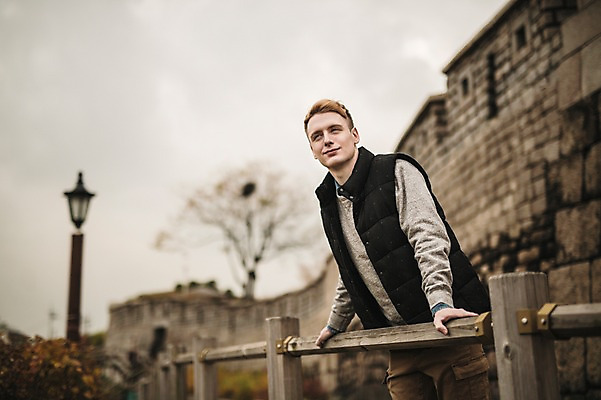 포토 JPG 주간 서양인 외국인 공원 남자 난간 한명 서기 상반신 20대 성인 야외 앞모습 가을 성벽 청년남자한명만 성인남자한명만 낙산공원 국내포토 자연요소 1 계절 공공시설 뷰포인트 모션 서울 사람 인종 청년 남자한명만 성인남자만 청년남자만 파일형식