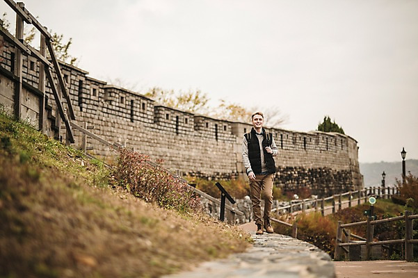 포토 JPG 주간 전신 서양인 외국인 공원 남자 한명 20대 성인 야외 앞모습 걷기 가을 성벽 청년남자한명만 성인남자한명만 낙산공원 국내포토 자연요소 1 계절 공공시설 뷰포인트 모션 서울 사람 인종 청년 남자한명만 성인남자만 청년남자만 파일형식