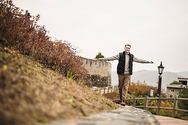 포토 JPG 주간 전신 서양인 외국인 공원 남자 팔벌리기 한명 20대 성인 야외 앞모습 걷기 가을 성벽 청년남자한명만 성인남자한명만 낙산공원 국내포토 자연요소 1 계절 공공시설 뷰포인트 모션 서울 사람 인종 청년 남자한명만 성인남자만 청년남자만 파일형식