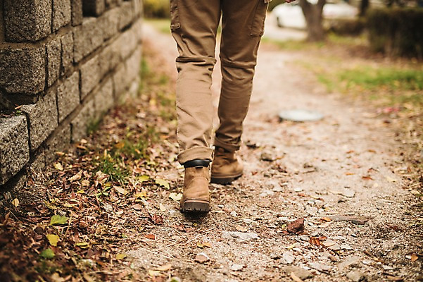 포토 JPG 주간 서양인 외국인 공원 남자 낙엽 한명 20대 성인 야외 뒷모습 신체부위 걷기 하반신 가을 다리 성벽 낙산공원 국내포토 자연요소 1 계절 공공시설 뷰포인트 잎 모션 서울 사람 인종 청년 파일형식