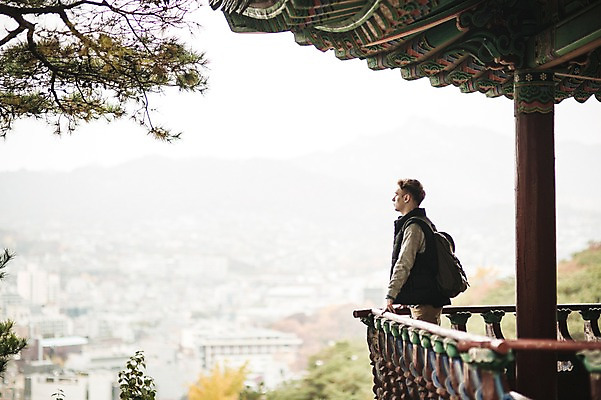 포토 JPG 주간 서양인 외국인 공원 남자 난간 한명 서기 상반신 20대 성인 야외 옆모습 가을 정자 청년남자한명만 성인남자한명만 낙산공원 국내포토 자연요소 1 건축물 계절 공공시설 뷰포인트 모션 서울 사람 인종 청년 남자한명만 성인남자만 청년남자만 파일형식