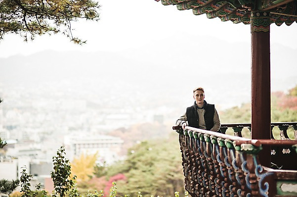 포토 JPG 주간 서양인 외국인 공원 남자 난간 한명 상반신 20대 성인 야외 앞모습 가을 정자 청년남자한명만 성인남자한명만 낙산공원 국내포토 자연요소 1 건축물 계절 공공시설 뷰포인트 서울 사람 인종 청년 남자한명만 성인남자만 청년남자만 파일형식