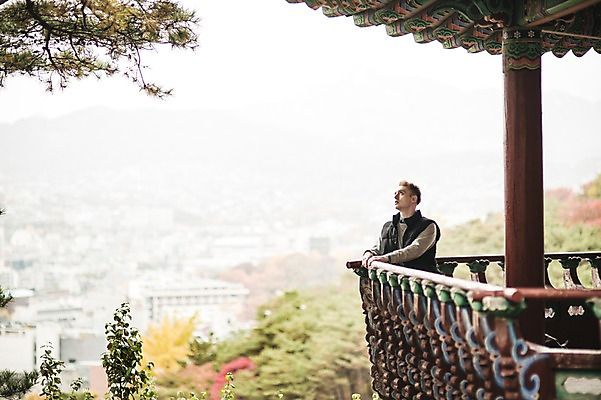 포토 JPG 주간 서양인 외국인 공원 남자 난간 한명 상반신 20대 성인 야외 앞모습 올려보기 가을 정자 청년남자한명만 성인남자한명만 낙산공원 국내포토 자연요소 1 건축물 계절 공공시설 뷰포인트 모션 서울 사람 인종 청년 남자한명만 성인남자만 청년남자만 파일형식