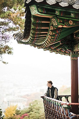 포토 JPG 주간 서양인 외국인 공원 남자 난간 한명 상반신 20대 성인 야외 앞모습 가을 정자 청년남자한명만 성인남자한명만 낙산공원 국내포토 자연요소 1 건축물 계절 공공시설 뷰포인트 서울 사람 인종 청년 남자한명만 성인남자만 청년남자만 파일형식