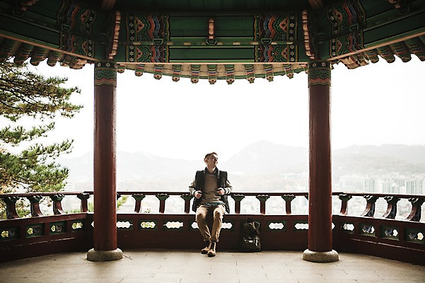 포토 JPG 주간 전신 서양인 외국인 공원 남자 난간 한명 앉기 20대 성인 야외 앞모습 가을 정자 청년남자한명만 성인남자한명만 낙산공원 국내포토 자연요소 1 건축물 계절 공공시설 뷰포인트 모션 서울 사람 인종 청년 남자한명만 성인남자만 청년남자만 파일형식