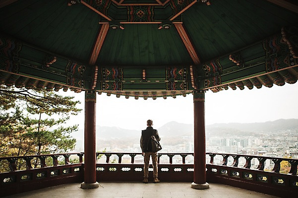 포토 JPG 주간 전신 서양인 외국인 공원 남자 난간 한명 서기 20대 성인 야외 뒷모습 가을 정자 청년남자한명만 성인남자한명만 낙산공원 국내포토 자연요소 1 건축물 계절 공공시설 뷰포인트 모션 서울 사람 인종 청년 남자한명만 성인남자만 청년남자만 파일형식