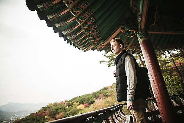 포토 JPG 주간 서양인 외국인 공원 남자 난간 한명 서기 상반신 20대 성인 야외 옆모습 가을 정자 청년남자한명만 성인남자한명만 낙산공원 국내포토 자연요소 1 건축물 계절 공공시설 뷰포인트 모션 서울 사람 인종 청년 남자한명만 성인남자만 청년남자만 파일형식