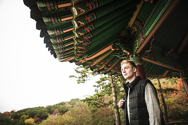 포토 JPG 주간 서양인 외국인 공원 남자 한명 서기 상반신 20대 성인 야외 옆모습 가을 정자 청년남자한명만 성인남자한명만 낙산공원 국내포토 자연요소 1 건축물 계절 공공시설 뷰포인트 모션 서울 사람 인종 청년 남자한명만 성인남자만 청년남자만 파일형식