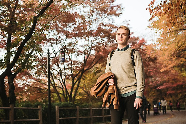 포토 JPG 주간 서양인 외국인 남자 단풍 한명 들기 상반신 20대 성인 야외 앞모습 걷기 재킷 가을 남산 남산공원 청년남자한명만 성인남자한명만 국내포토 자연요소 1 계절 뷰포인트 잎 모션 서울 사람 인종 청년 외투 랜드마크 남자한명만 성인남자만 청년남자만 파일형식