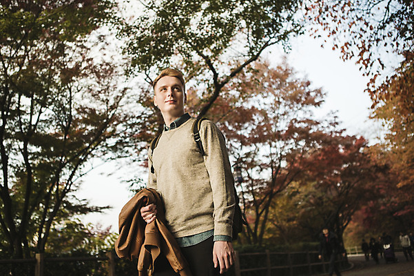 포토 JPG 주간 서양인 외국인 남자 단풍 한명 들기 상반신 20대 성인 야외 걷기 재킷 가을 남산 남산공원 청년남자한명만 성인남자한명만 국내포토 자연요소 1 계절 잎 모션 서울 사람 인종 청년 외투 랜드마크 남자한명만 성인남자만 청년남자만 파일형식