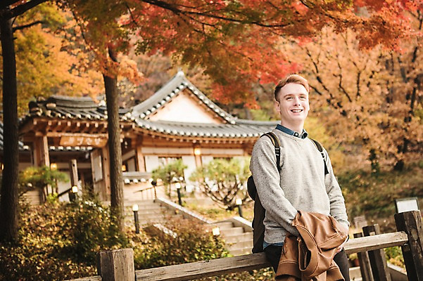 포토 JPG 주간 서양인 외국인 남자 단풍 고건축 한국건축 한명 미소 들기 상반신 20대 성인 야외 앞모습 재킷 가을 남산 남산공원 청년남자한명만 성인남자한명만 국내포토 자연요소 1 건축물 계절 건축 뷰포인트 잎 모션 서울 표정 사람 인종 청년 외투 랜드마크 남자한명만 성인남자만 청년남자만 파일형식