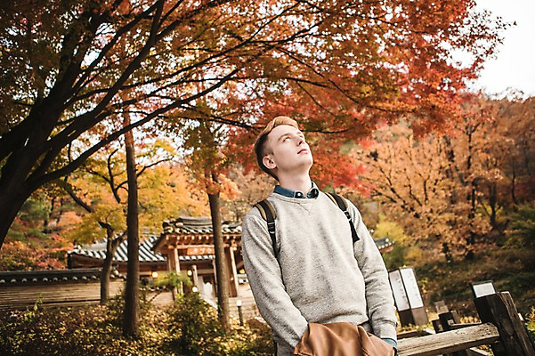 포토 JPG 주간 서양인 외국인 남자 단풍 고건축 한국건축 한명 들기 상반신 20대 성인 야외 앞모습 재킷 올려보기 가을 남산 남산공원 청년남자한명만 성인남자한명만 국내포토 자연요소 1 건축물 계절 건축 뷰포인트 잎 모션 서울 사람 인종 청년 외투 랜드마크 남자한명만 성인남자만 청년남자만 파일형식