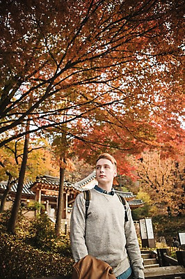 포토 JPG 주간 서양인 외국인 남자 단풍 고건축 한국건축 한명 들기 상반신 20대 성인 야외 앞모습 재킷 가을 남산 남산공원 청년남자한명만 성인남자한명만 국내포토 자연요소 1 건축물 계절 건축 뷰포인트 잎 모션 서울 사람 인종 청년 외투 랜드마크 남자한명만 성인남자만 청년남자만 파일형식