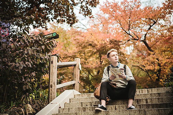 포토 JPG 주간 전신 서양인 외국인 남자 단풍 지도 한명 앉기 20대 성인 야외 앞모습 계단 가을 남산 길찾기 남산공원 청년남자한명만 성인남자한명만 국내포토 자연요소 1 계절 뷰포인트 잎 모션 서울 사람 인종 청년 랜드마크 남자한명만 성인남자만 청년남자만 파일형식