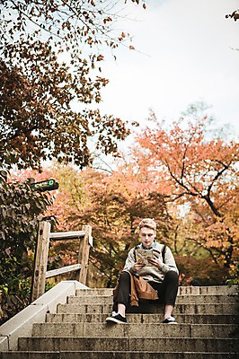 포토 JPG 주간 전신 서양인 외국인 남자 단풍 지도 한명 앉기 20대 성인 야외 앞모습 가을 남산 길찾기 남산공원 청년남자한명만 성인남자한명만 국내포토 자연요소 1 계절 뷰포인트 잎 모션 서울 사람 인종 청년 랜드마크 남자한명만 성인남자만 청년남자만 파일형식