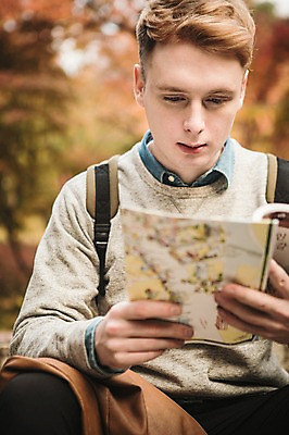 포토 JPG 주간 서양인 외국인 남자 단풍 지도 한명 앉기 상반신 20대 성인 야외 앞모습 가을 남산 길찾기 남산공원 청년남자한명만 성인남자한명만 국내포토 자연요소 1 계절 뷰포인트 잎 모션 서울 사람 인종 청년 랜드마크 남자한명만 성인남자만 청년남자만 파일형식