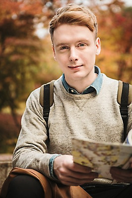 포토 JPG 주간 서양인 외국인 남자 단풍 지도 한명 앉기 상반신 20대 성인 야외 앞모습 가을 남산 길찾기 남산공원 청년남자한명만 성인남자한명만 국내포토 자연요소 1 계절 뷰포인트 잎 모션 서울 사람 인종 청년 랜드마크 남자한명만 성인남자만 청년남자만 파일형식