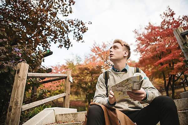 포토 JPG 주간 서양인 외국인 남자 단풍 지도 한명 앉기 상반신 20대 성인 야외 앞모습 올려보기 가을 남산 길찾기 남산공원 청년남자한명만 성인남자한명만 국내포토 자연요소 1 계절 뷰포인트 잎 모션 서울 사람 인종 청년 랜드마크 남자한명만 성인남자만 청년남자만 파일형식