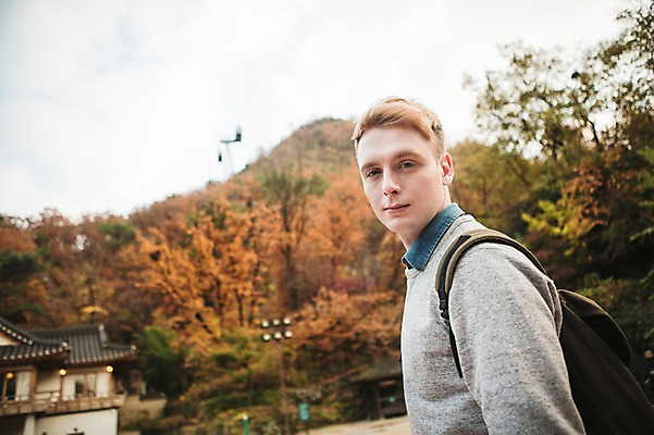 포토 JPG 주간 서양인 외국인 남자 단풍 고건축 한국건축 배낭 한명 상반신 20대 성인 야외 옆모습 가을 남산 남산공원 청년남자한명만 성인남자한명만 국내포토 자연요소 1 건축물 계절 건축 뷰포인트 잎 가방 서울 사람 인종 청년 랜드마크 남자한명만 성인남자만 청년남자만 파일형식