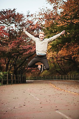 포토 JPG 주간 전신 서양인 외국인 남자 단풍 팔벌리기 한명 20대 성인 야외 앞모습 점프 산책로 가을 남산 남산공원 청년남자한명만 성인남자한명만 국내포토 자연요소 1 계절 길 뷰포인트 잎 모션 서울 사람 인종 청년 랜드마크 남자한명만 성인남자만 청년남자만 파일형식