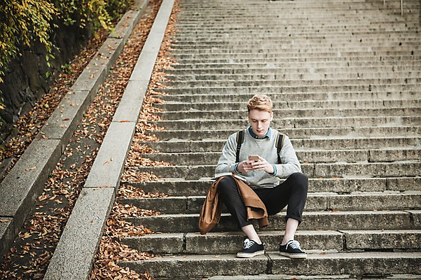 포토 JPG 주간 전신 서양인 외국인 남자 휴식 한명 앉기 20대 성인 야외 앞모습 스마트폰 계단 재킷 가을 가이드북 남산 남산공원 청년남자한명만 성인남자한명만 국내포토 자연요소 1 계절 뷰포인트 여행 컨셉 모션 서울 사람 인종 청년 핸드폰 스마트기기 외투 랜드마크 남자한명만 성인남자만 청년남자만 파일형식