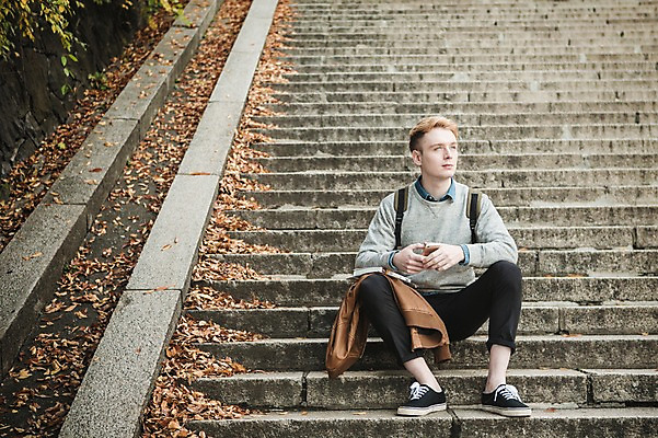 포토 JPG 주간 전신 서양인 외국인 남자 휴식 한명 앉기 20대 성인 야외 앞모습 스마트폰 계단 재킷 가을 가이드북 남산 남산공원 청년남자한명만 성인남자한명만 국내포토 자연요소 1 계절 뷰포인트 여행 컨셉 모션 서울 사람 인종 청년 핸드폰 스마트기기 외투 랜드마크 남자한명만 성인남자만 청년남자만 파일형식