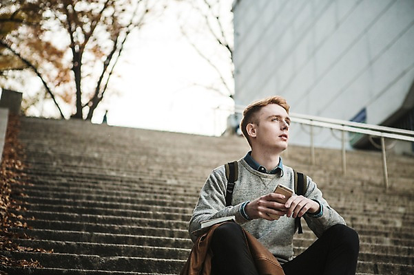 포토 JPG 주간 서양인 외국인 남자 휴식 한명 앉기 상반신 20대 성인 야외 앞모습 스마트폰 계단 재킷 가을 가이드북 남산 남산공원 청년남자한명만 성인남자한명만 국내포토 자연요소 1 계절 뷰포인트 여행 컨셉 모션 서울 사람 인종 청년 핸드폰 스마트기기 외투 랜드마크 남자한명만 성인남자만 청년남자만 파일형식