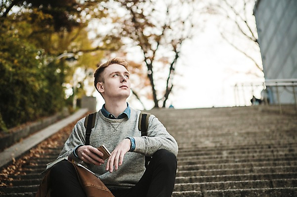 포토 JPG 주간 서양인 외국인 남자 휴식 한명 앉기 상반신 20대 성인 야외 앞모습 스마트폰 계단 재킷 가을 가이드북 남산 남산공원 청년남자한명만 성인남자한명만 국내포토 자연요소 1 계절 뷰포인트 여행 컨셉 모션 서울 사람 인종 청년 핸드폰 스마트기기 외투 랜드마크 남자한명만 성인남자만 청년남자만 파일형식