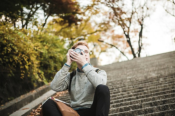 포토 JPG 주간 서양인 외국인 남자 휴식 한명 앉기 상반신 20대 성인 야외 앞모습 카메라 사진촬영 재킷 가을 가이드북 남산 남산공원 청년남자한명만 성인남자한명만 국내포토 자연요소 1 계절 뷰포인트 여행 컨셉 모션 서울 사람 인종 청년 전자제품 촬영 외투 랜드마크 남자한명만 성인남자만 청년남자만 파일형식