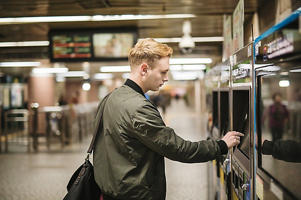 포토 JPG 서양인 외국인 남자 실내 한명 상반신 20대 성인 옆모습 터치 선택 전철 전철역 매표소 무인매표소 청년남자한명만 성인남자한명만 국내포토 1 육상교통 뷰포인트 컨셉 대중교통 사람 인종 청년 내부 역 남자한명만 성인남자만 청년남자만 파일형식