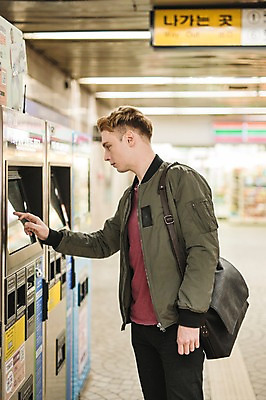 포토 JPG 서양인 외국인 남자 실내 한명 상반신 20대 성인 옆모습 터치 선택 전철 전철역 매표소 무인매표소 청년남자한명만 성인남자한명만 국내포토 1 육상교통 뷰포인트 컨셉 대중교통 사람 인종 청년 내부 역 남자한명만 성인남자만 청년남자만 파일형식