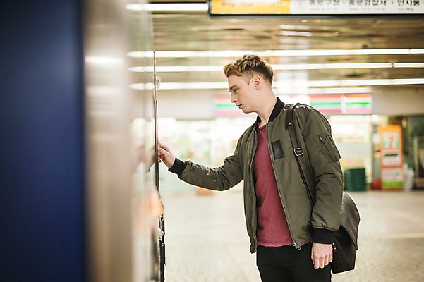 포토 JPG 서양인 외국인 남자 실내 한명 상반신 20대 성인 옆모습 터치 선택 전철 전철역 매표소 무인매표소 청년남자한명만 성인남자한명만 국내포토 1 육상교통 뷰포인트 컨셉 대중교통 사람 인종 청년 내부 역 남자한명만 성인남자만 청년남자만 파일형식