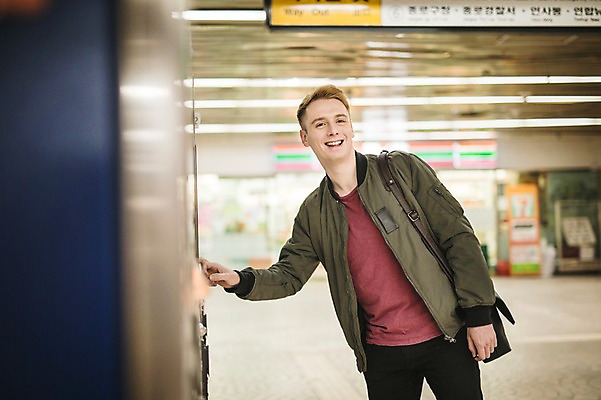 포토 JPG 서양인 외국인 남자 실내 한명 상반신 20대 성인 앞모습 터치 선택 전철 전철역 매표소 무인매표소 청년남자한명만 성인남자한명만 국내포토 1 육상교통 뷰포인트 컨셉 대중교통 사람 인종 청년 내부 역 남자한명만 성인남자만 청년남자만 파일형식