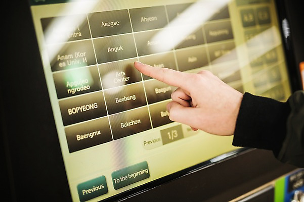 포토 JPG 서양인 외국인 손 영어 남자 실내 한명 20대 성인 신체부위 터치 선택 전철 전철역 매표소 무인매표소 국내포토 문자 1 육상교통 컨셉 대중교통 사람 인종 청년 내부 역 파일형식