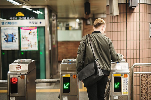 포토 JPG 서양인 외국인 남자 실내 한명 상반신 20대 성인 뒷모습 전철 전철역 개찰구 청년남자한명만 성인남자한명만 국내포토 1 육상교통 뷰포인트 대중교통 사람 인종 청년 내부 역 남자한명만 성인남자만 청년남자만 파일형식