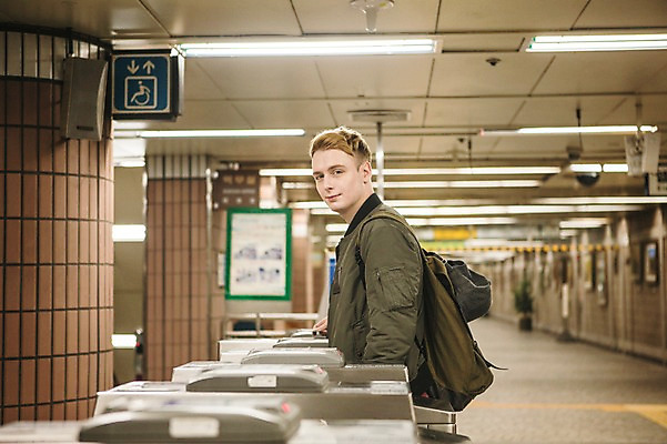 포토 JPG 서양인 외국인 남자 실내 한명 상반신 20대 성인 옆모습 전철 전철역 개찰구 청년남자한명만 성인남자한명만 국내포토 1 육상교통 뷰포인트 대중교통 사람 인종 청년 내부 역 남자한명만 성인남자만 청년남자만 파일형식