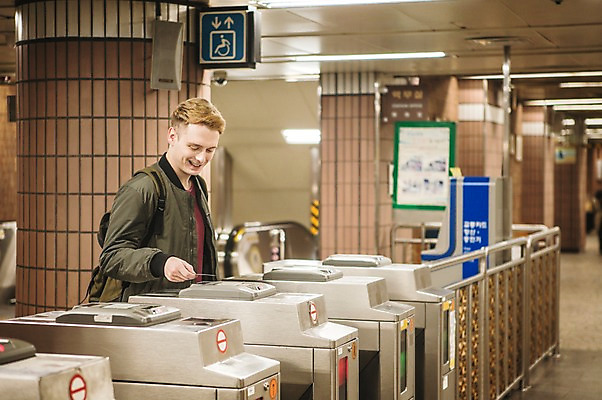 포토 JPG 서양인 외국인 남자 실내 한명 상반신 20대 성인 옆모습 전철 전철역 개찰구 청년남자한명만 성인남자한명만 국내포토 1 육상교통 뷰포인트 대중교통 사람 인종 청년 내부 역 남자한명만 성인남자만 청년남자만 파일형식