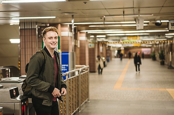 포토 JPG 주간 서양인 외국인 남자 여러명 상반신 20대 성인 야외 옆모습 전철 군중 전철역 개찰구 국내포토 자연요소 육상교통 뷰포인트 다수 대중교통 사람 인종 청년 역 파일형식