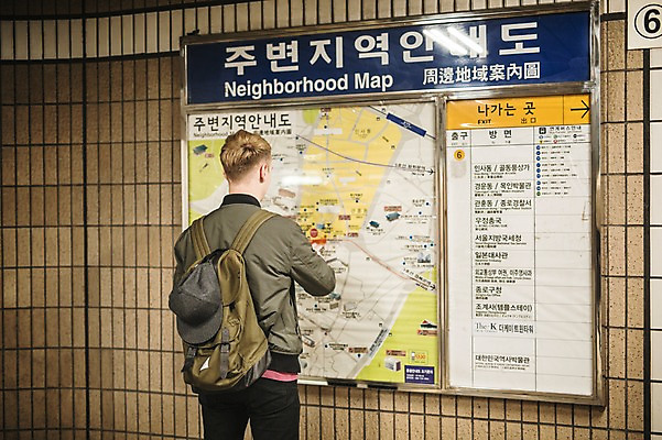 포토 JPG 서양인 외국인 남자 지도 실내 한명 상반신 20대 성인 뒷모습 전철 길찾기 전철역 청년남자한명만 성인남자한명만 국내포토 1 육상교통 뷰포인트 대중교통 사람 인종 청년 내부 역 남자한명만 성인남자만 청년남자만 파일형식