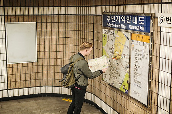 포토 JPG 서양인 외국인 남자 지도 실내 한명 상반신 20대 성인 옆모습 비교 전철 길찾기 전철역 청년남자한명만 성인남자한명만 국내포토 1 육상교통 뷰포인트 컨셉 대중교통 사람 인종 청년 내부 역 남자한명만 성인남자만 청년남자만 파일형식